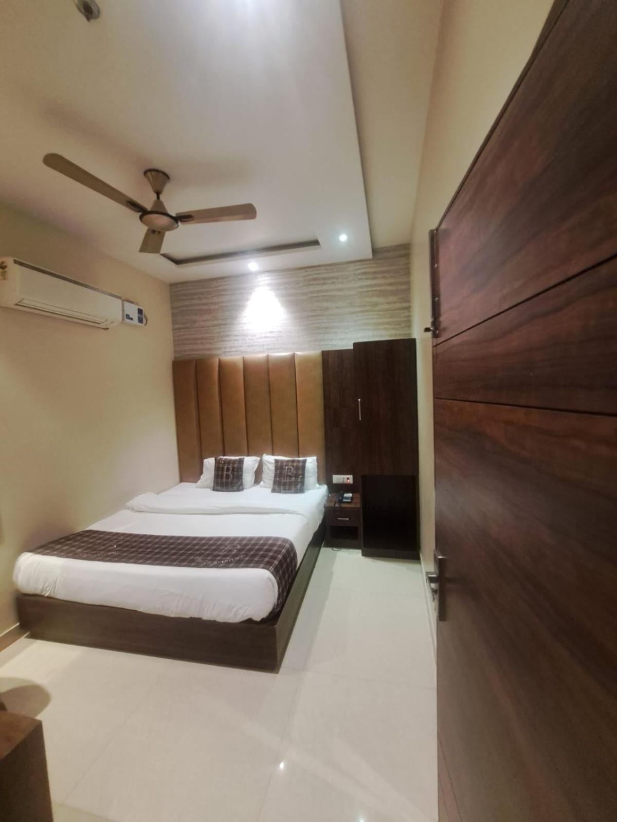 Hotel Blossom Inn Amritsar Exterior photo
