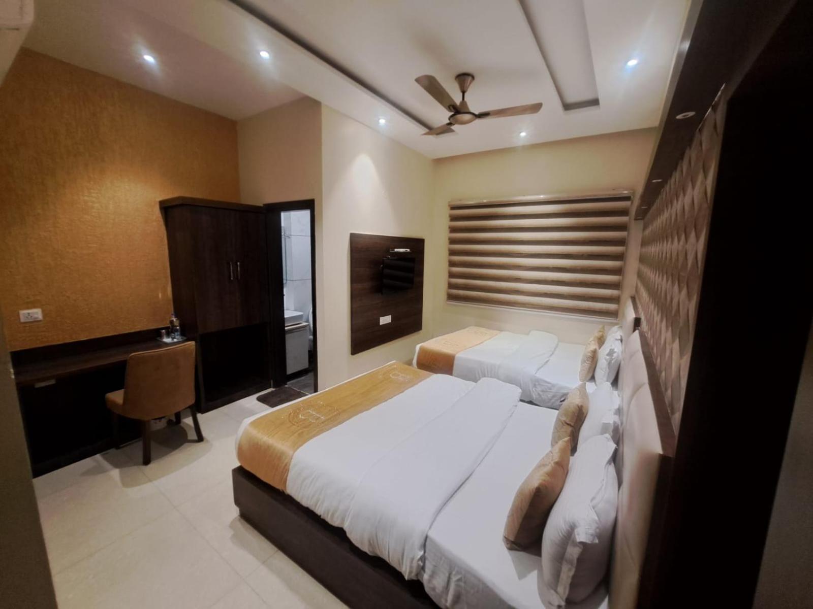 Hotel Blossom Inn Amritsar Exterior photo